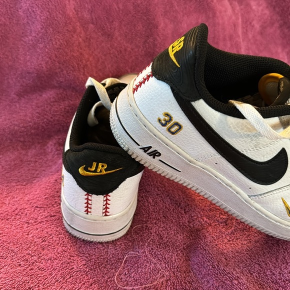 Air Force like new Ken Griffey jr kids size - Picture 5 of 5